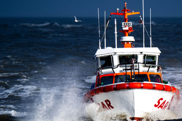 Segler stürzt auf Boot: Marine und Seenotretter im Einsatz