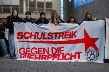 "Schulstreik" in NRW: Zahlreiche junge Menschen demonstrieren gegen Wehrpflicht