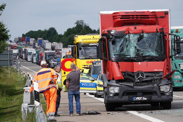Unfall A4: Lkw kollidiert mit Sattelzug: Unfall auf der A4 sorgt für Stau!