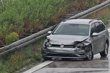 Unfall A4: Unfall bei Starkregen auf A4: VW kracht gegen Leitplanke