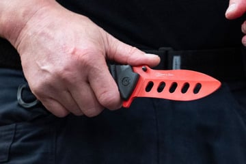 Messerattacke: Versuchte Tötung auf offener Straße: Mann sticht 25-Jährigem in die Brust