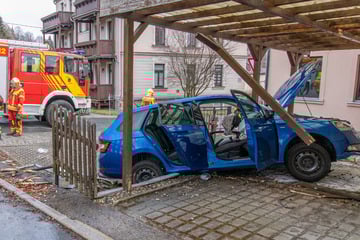 Škoda kommt von Straße ab und kracht in Carport, Fahrerin in Auto eingeklemmt