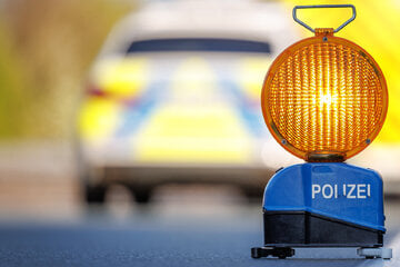 B1 zwischen Genthin und Burg teilweise gesperrt: 25-Jähriger kracht mit Auto gegen Baum