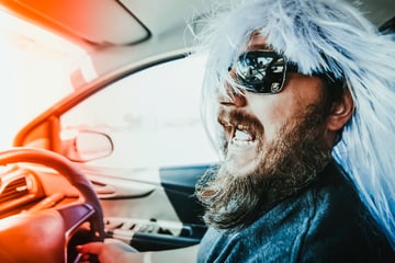 Keine Narrenfreiheit im Straßenverkehr: Kostüme hinterm Steuer können teuer werden