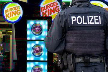 Raubüberfall bei Burger King: Fahndung nach zwei Messer-Männern