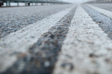 Mann liegt betrunken auf Straße: Was dann folgt, ist eine wilde Geschichte