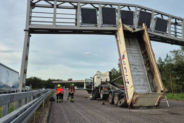 Kipplaster kracht auf A9 in Schilderbrücke: Fahrer muss reanimiert werden