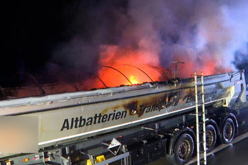Unfall A1: Stundenlange Sperrung! Lastwagen mit Batterien geht auf A1 in Flammen auf