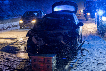 Unfall A4: BMW kracht auf schneebedeckter A4 in Hyundai: Zwei Personen schwer verletzt