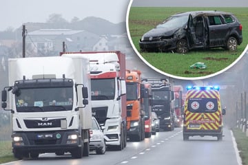 VW überschlägt sich auf Bundesstraße bei Dresden: Mann schwer verletzt