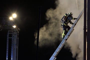 Frankfurt: Großeinsatz in Bürstadt: Feuerwehr rettet mehrere Personen mit Leitern aus brennendem Haus