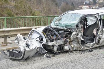 Tödlicher Unfall auf Staatsstraße: Jeep-Fahrer fährt plötzlich auf falsche Spur, Frau hat keine Chance