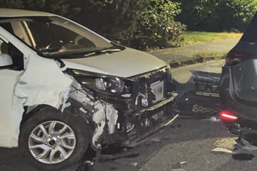 Suff-Fahrer knallt in Mercedes, auf der Wache randaliert er richtig