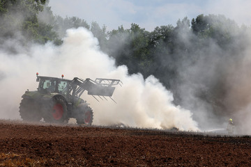 Mähdrescher löst Feldbrand aus: Ein Hektar Getreide bei Zwickau abgefackelt