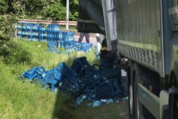 Unfall in Mittelsachsen: Wasserflaschen landen auf Straße