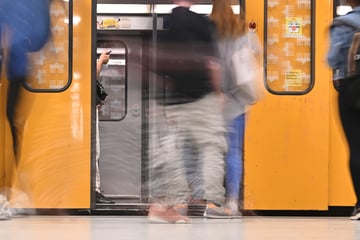 Schock an der U7: Rollstuhlfahrer stürzt ins Gleisbett