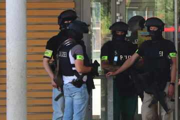 Bange Stunden an Gesamtschule: Polizei durchsucht Gelände nach Droh-Anruf