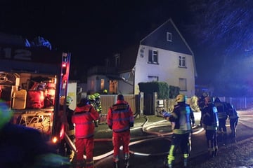 Bewohner wird von Feuer geweckt: Polizei hat erste Vermutung