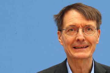 Sie nannte Karl Lauterbach "geisteskrank" und forderte seinen Tod: Anklage gegen 46-Jährige