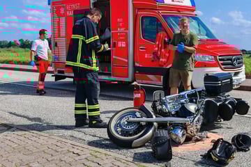 Schwerer Biker-Unfall: Motorräder prallen zusammen, mehrere Personen verletzt