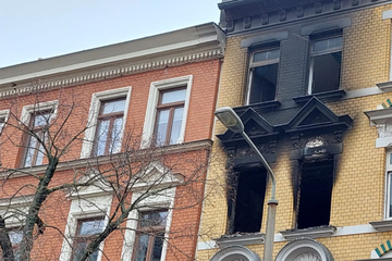 Leipzig: Haus in Leipzig in Flammen: Feuerwehr evakuiert Bewohner, mehrere Verletzte