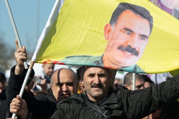 Großdemo in Köln: Tausende Kurden gehen für Freilassung von PKK-Führer auf die Straßen