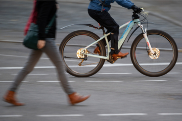 Betrunkener E-Bike-Fahrer stürzt und verletzt sich schwer am Kopf