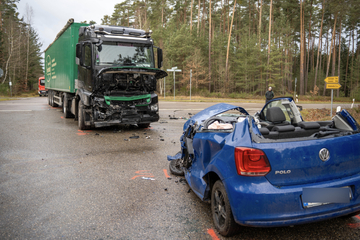 VW Polo kracht frontal in Lkw: Frau mit Rettungshubschrauber in Klinik geflogen