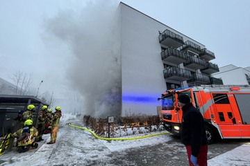 Berlin: Feuerwehr löscht Kellerbrand in Hellersdorf: Später lodern die Flammen wieder!