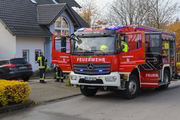 Verpuffung in Wohnhaus: Bewohner evakuiert, ein Mann schwer verletzt