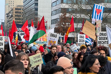 Tausende Menschen demonstrieren in Hamburg gegen rechts