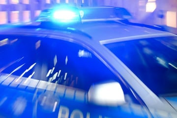 Polizeiauto fährt mit Blaulicht und Sirene durch Erfurt und kracht mit BMW zusammen