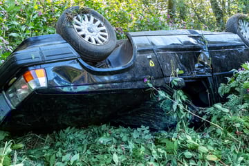 Volvo überschlägt sich mehrfach: Fahrer schwer verletzt