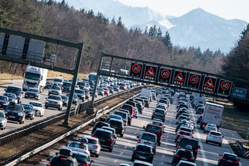 Unfall A8: Busfahrer wird auf Autobahn plötzlich ohnmächtig: Reiseleiterin reagiert blitzschnell