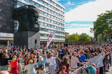 Chemnitz: Hunderte Menschen am Karl-Marx-Kopf in Chemnitz: Was war hier los?