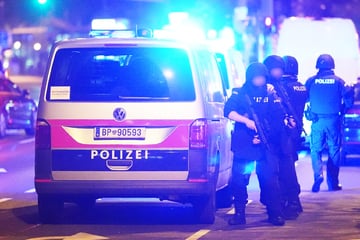 Hombre dispara a policías a puerta cerrada: al final él mismo está muerto
