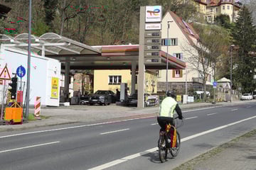 Radfahrer auf Grundstraße schwer verletzt: Polizei sucht Zeugen