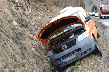 Erzgebirge: Transporter landet im Graben, Talstraße voll gesperrt