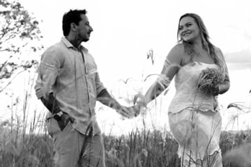 Braut kommt zu ihrer Hochzeit mit dem Leichenwagen: Den Grund kennt nicht jeder Gast
