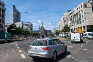 Crash auf dem Johannisplatz: VW-Fahrer (23) kracht in E-Auto – jetzt wird gegen ihn ermittelt