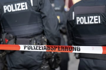 Fahrerflucht in Rambo-Manier: 20-Jähriger kracht mehrfach gegen Polizeiauto