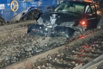 BMW kracht in Gleisbett: Als die Polizei eintrifft, ist der Fahrer verschwunden
