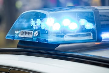 BMW kracht in Streifenwagen, zwei Menschen bei Unfall verletzt