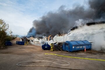 Lagerhalle auf Ostseeinsel in Flammen: Löscharbeiten noch immer nicht abgeschlossen