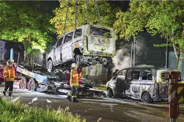 Streifenwagen auf Autotransporter brennt: Suche nach Brandtsifter