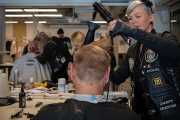 Berlin: Noble Geste: Friseur-Rocker schneiden bedürftigen Menschen kostenlos die Haare