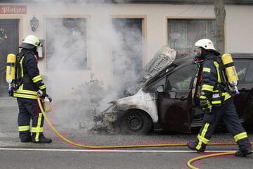 Auto fängt während der Fahrt Feuer! Frau kann sich retten