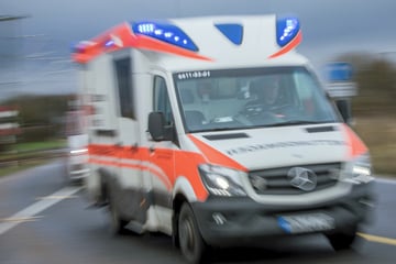 Unfall A6: Peugeot kracht auf A6 in Lkw: Fahrer sitzt leblos hinterm Steuer