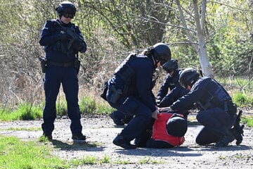 Grenzübergreifender Großeinsatz: Hier spielen Polizisten die Schleuser