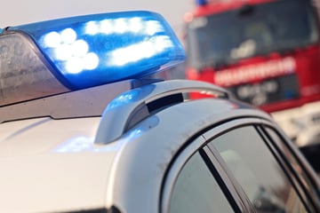 Wohnmobil in Flammen, Teile mit Fahrbahnbelag verschmolzen: Spezialfirma muss auf A45 anrücken